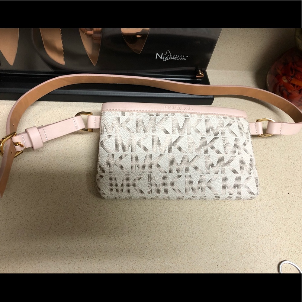 100% Authentic Michael Kors Mono belt pouch S/M